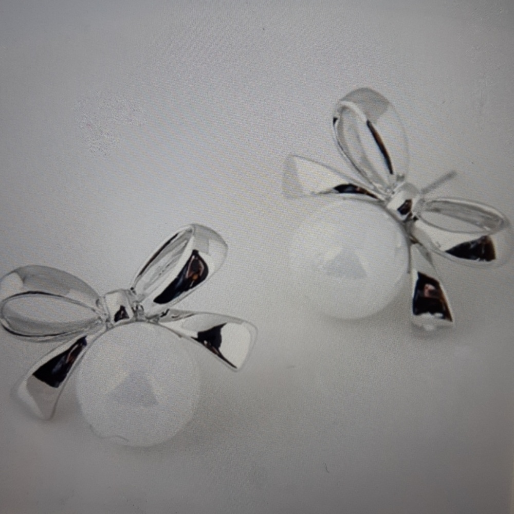 🆕SILVER BOWKNOT WITH GRACEFUL PEARL DESIGN